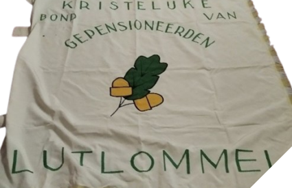 Schenking vlaggen kerkfabriek Onze-Lieve-Vrouw Maagd der Armen Lutlommel
